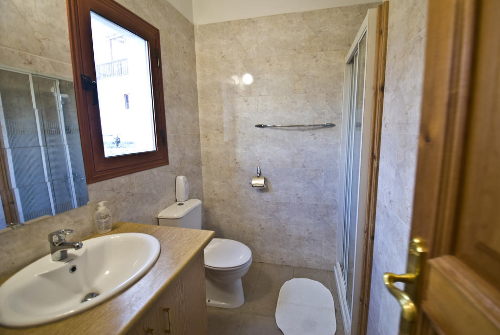 Lania Royal Oak House By Trulycyprus Vila Quarto foto